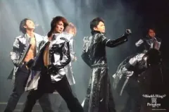 【中古】生写真(ジャニーズ) ジャニーズ/今井翼・宮田俊哉・藤ヶ谷太輔/横型・ライブフォト・全身・衣装黒銀・今井右手前・宮田藤ヶ谷素肌にジャケット・周りに人/2Lサイズ/World’s Wing 翼 Premium2007