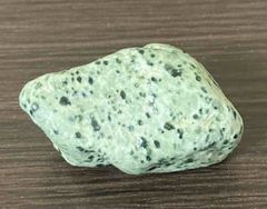 勾玉】水晶(ロッククリスタル)約30㎜(良質皮ひも付) - メルカリ