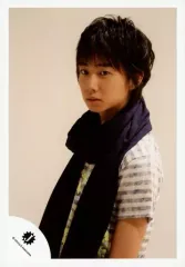 【中古】生写真(ジャニーズ) Travis Japan/中村海人/上半身・衣装白グレーボーダー柄・ストール黒・体左向き・背景ベージュ/公式生写真