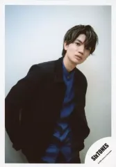 【中古】生写真(ジャニーズ) SixTONES/高地優吾/膝上・衣装黒.青・両手ポケット・体傾け・背景白/シングル「NAVIGATOR」MV＆ジャケ写オフショット/公式生写真