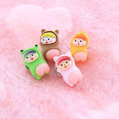 おしりを出したかぶり物キッズピンバッジ／１個売り／サン宝石