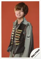 【中古】生写真(ジャニーズ) King ＆ Prince/永瀬廉/上半身・衣装グレー.黒・体左向き・カメラ目線・背景赤/シングル「koi-wazurai」MV＆ジャケ写オフショット/公式生写真