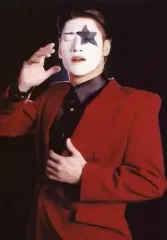 【中古】生写真(男性) ゴールデンボンバー/樽美酒研二/上半身・スーツ赤色・右手上げ・両目閉じ/2013.11.28 ANNIVERSARY D.KENJI/バースデーメモリアルフォトアルバム