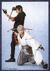 【中古】生写真(男性) 岡宮来夢(鶴丸国永)・牧島輝(大倶利伽羅)/キャラクターショット/「ミュージカル『刀剣乱舞』 ～静かの海のパライソ～ 2021」ランダムペアブロマイド 戦闘ver.