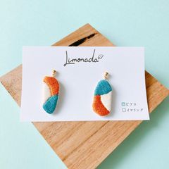 【アウトレット】カラフル石模様の手刺繍ピアス(ブルー×オレンジ×ホワイト)