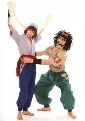 【中古】生写真(男性) 橘龍丸(舳丸)・北村圭吾(兵庫第三協栄丸)/全身・マフラー・橘両手上げ・北村口開け・背景白・キャラクターショット/「ミュージカル 忍たま乱太郎 第8弾 再演 がんばれ五年生!技あり、術あり、初忍務!!」トレーディングブロマイド