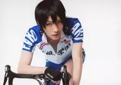 【中古】生写真(男性) 鈴木拡樹(荒北靖友)/横型・膝上・衣装青・白・ユニフォーム・右腕サドル・顔傾げ・背景白・キャラクターショット/舞台「『弱虫ペダル』インターハイ篇 The WINNER」ブロマイド