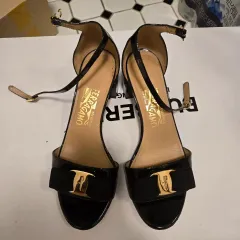 FERRAGAMO(フェラガモ) ヴァラ サンダル エナメル 特許