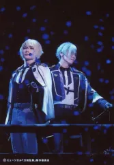 【中古】生写真(男性) 三浦宏規(髭切)・高野洸(膝丸)/ライブフォト・膝上・戦闘衣装・右手刀・三浦目線左・高野目線右・キャラクターショット/Blu-ray＆DVD「ミュージカル『刀剣乱舞』 髭切膝丸 双騎出陣2019 ～SOGA～」公式通販3社予約特典舞台写