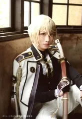 【中古】生写真(男性) 三浦宏規(髭切)/膝上・座り・右向き・刀・窓・キャラクターショット/「ミュージカル『刀剣乱舞』 髭切膝丸 双騎出陣2019 ～SOGA～」ランダムブロマイド 戦闘・内番ver.