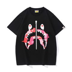 【A BATHING APE 】   アベイシングエイプ 迷彩サメＴシャツ  男女兼用 カジュアル ストリート プリント 春夏 おしゃれ 半袖 黒 ブラック  ZXC143