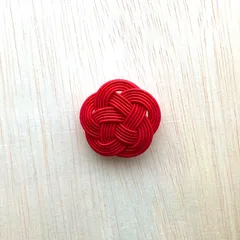 帯留 赤 梅 着物や浴衣に 真っ赤なワンポイントになる帯留め