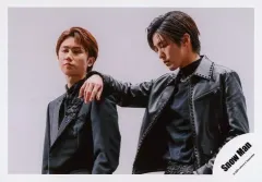 【中古】生写真(ジャニーズ) Snow Man/阿部亮平・目黒蓮/横型・上半身/シングル「タペストリー / W」MV＆ジャケ写オフショット/公式生写真