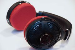 FOCAL UTOPIA SG のイヤーパッドの保護・修理に mimimamo スーパーストレッチ・ヘッドホンカバー （サイズ：L、色：レッド、型番：MHC-002-RD）