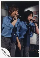 【中古】生写真(ジャニーズ) Hey! Say! JUMP/山田涼介・知念侑李/ライブフォト・膝上・シャツ青・手にマイク・目線右/公式生写真