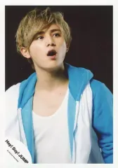 【中古】生写真(ジャニーズ) Hey! Say! JUMP/山田涼介/上半身・衣装水色・白・両手下げ・口開き・背景黒・「明日へのYELL」PV/公式生写真