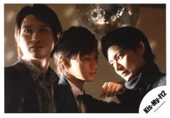 【中古】生写真(ジャニーズ) Kis-My-Ft2/藤ヶ谷太輔・横尾渉・宮田俊哉/横型・バストアップ・衣装黒白・センター藤ヶ谷・ミラーボール/15夏秋 パンフ＆グッズ/公式生写真