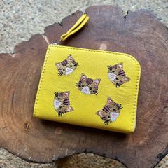 L字ファスナーミニ財布（イエローの革に茶トラ猫の刺繍）02014-09