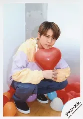 【中古】生写真(ジャニーズ) 7 MEN 侍/佐々木大光/全身・しゃがみ・衣装黄・紫・両手ハートの風船・右向き・口閉じ/「SUMMER STATION パパママ一番 裸の少年 夏祭り!」グッズオフショット/公式生写真