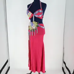【ベリーダンス用 オリエンタル衣装ンク スパンコールラメ ビーズ 豪華 花柄 3点セット スリット入り 鮮やか 明るい ブラトップ スカート アクセサリーセット キラキラ ラメ 女性らしい かわいい