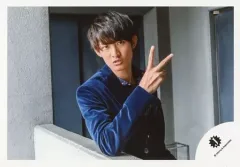 【中古】生写真(ジャニーズ) 関西ジャニーズJr./向井康二/横型・上半身・衣装青・右手ピース・右肘塀乗せ/15冬「X’mas Show 2015」グッズ撮影オフショット/公式生写真