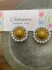 64❁限定カラシカボションパール縁取り　イヤリング又はピアス