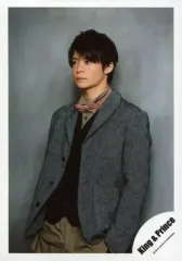 【中古】生写真(ジャニーズ) King ＆ Prince/岸優太/膝上・衣装グレー・黒・両手ポケット・目線左・背景グレー/アルバム「King ＆ Prince」MV＆ジャケ写オフショット/公式生写真