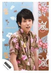 【中古】生写真(ジャニーズ) 嵐/二宮和也/上半身・衣装茶・ピンク・体右向き・背景壁「ARASHI・BLAST」/公式生写真