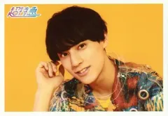 【中古】生写真(男性) 超特急/ユースケ(福田佑亮)/横型・バストアップ・衣装緑・右手耳元・顔左傾け・背景黄/「超特急 POP UP STORE」GOLDEN EPOCH SPECIAL 生写真 タクヤ PRUDUCE Ver.(渋谷限定)