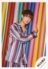【中古】生写真(ジャニーズ) なにわ男子/高橋恭平/膝上・衣装紫・青・ストライプ柄・右手上げ・右向き・背景カラフル/「アクリルスタンドII」オフショット/公式生写真