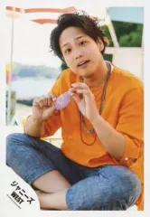 【中古】生写真(ジャニーズ) ジャニーズWEST/桐山照史/全身・座り・胡坐・衣装黄・ネックレス・両手貝殻・首傾げ・体左向き・背景野外/『人生は素晴らしい』PV＆ジャケ写撮影/公式生写真