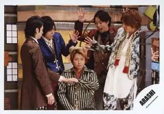 【中古】生写真(ジャニーズ) 嵐/集合(5人)/横型・大野座り・他4人大野を囲む・二宮.櫻井.相葉手パー/公式生写真