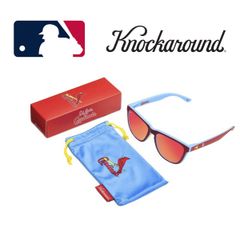 KNOCKAROUNDが、アメリカメジャーリーグ (MLB) と公式ライセンス契約を結び、セントルイス・カージナルスのデザインを施したこの夏大注目のサングラスです。