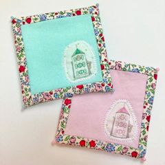 ハンドメイド　パッチdeコースター　チラッとくまさん　ピンク　　コースター　パッチワーク　くまさん　花柄　ビーズ　ピンク　キッチン小物　小物置き