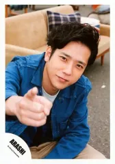 【中古】生写真(ジャニーズ) 嵐/二宮和也/膝上・座り・衣装青白・デニム・右手指差し/「青空の下、キミのとなり」PV＆ジャケ/公式生写真