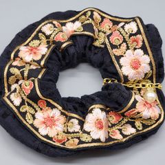 [069]インド刺繍リボンのシュシュ（両面インド刺繍リボン）（黒系）、ハンドメイド、ヘアアクセサリー、パールのチャーム付き