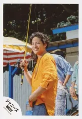 【中古】生写真(ジャニーズ) ジャニーズWEST/桐山照史/膝上・衣装黄・ネックレス・右手釣竿・左手裾・体左向き・後ろに人・背景野外/『人生は素晴らしい』PV＆ジャケ写撮影/公式生写真