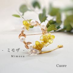 ミモザ コサージュ/ ブローチ チャーム付き 2way ディップアート アメリカンフラワー  卒業式 花嫁 フォーマル スーツ イエロー 黄色 お花 結婚式 春 パール お呼ばれ 入学式 ゴールド