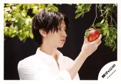 【中古】生写真(ジャニーズ) 関ジャニ∞/大倉忠義/横型・バストアップ・衣装白・右手リンゴ・目線右/公式生写真