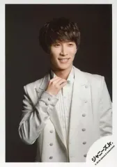 【中古】生写真(ジャニーズ) Snow Man/渡辺翔太/上半身・衣装白・右手首元・右向き・笑顔・背景黒/「少年たち To be!」グッズオフショット/公式生写真