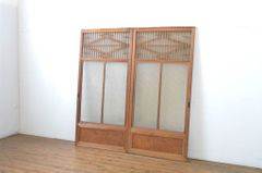 ▼現状販売▼ 組子入りガラス戸2枚セット アンティーク建具 菱型組子 引き戸 4～7営業日前後で発送(※修理加工希望の方3ヶ月程で発送) R-064302