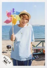 【中古】生写真(ジャニーズ) ジャニーズWEST/中間淳太/膝上・衣装水色・帽子・右手風車・背景海/『人生は素晴らしい』PV＆ジャケ写撮影/公式生写真