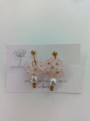⑨レジン製イヤリング　薄ピンク色　桜色　ハンドメイド　花びら