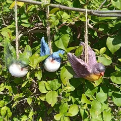 吊り下げ オブジェ ガーデンオーナメント 3羽の鳥 小鳥 室内 屋外 ぶら下げ ガーデニング インテリア 可愛い 玄関 リビング ダイニング 装飾 庭 ガーデニング 装飾 ガーデン 樹脂 壁掛け ギフト プレゼント