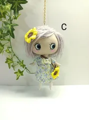 C ブルーの花柄ワンピース＆ひまわりのヘアピン＆ひまわりのポシェットの3点セット