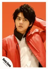 【中古】生写真(ジャニーズ) Sexy Zone/佐藤勝利/上半身・衣装赤・白・黒・左手頭・背景赤/Sexy Power Tour パンフ＆グッズ/公式生写真