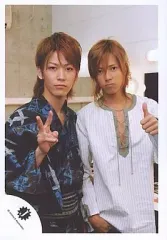 【中古】生写真(ジャニーズ) ジャニーズ/亀梨和也・山下智久/上半身・青色の浴衣・白・亀梨ピース・山下左手グー親指立て/公式生写真のサムネイル