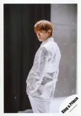 【中古】生写真(ジャニーズ) King ＆ Prince/岸優太/膝上・衣装白・左手ポケット・体左向き/「King ＆ Prince First Concert Tour 2018」グッズオフショット/公式生写真