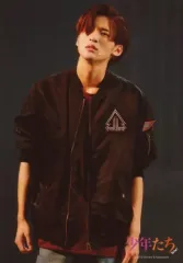 【中古】アイドル Snow Man/目黒蓮/ライブフォト・膝上・衣装黒・赤・両手下・左向き/「少年たち To be!」ステージフォト第1弾