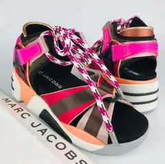 MARC JACOBS★マークジェイコブス・レディース マルチ素材カラー エンボス加工ブランドロゴストラップ クリスタルアグレット スポーツサンダル (35) ブランド レディース 靴 ピンクのサムネイル